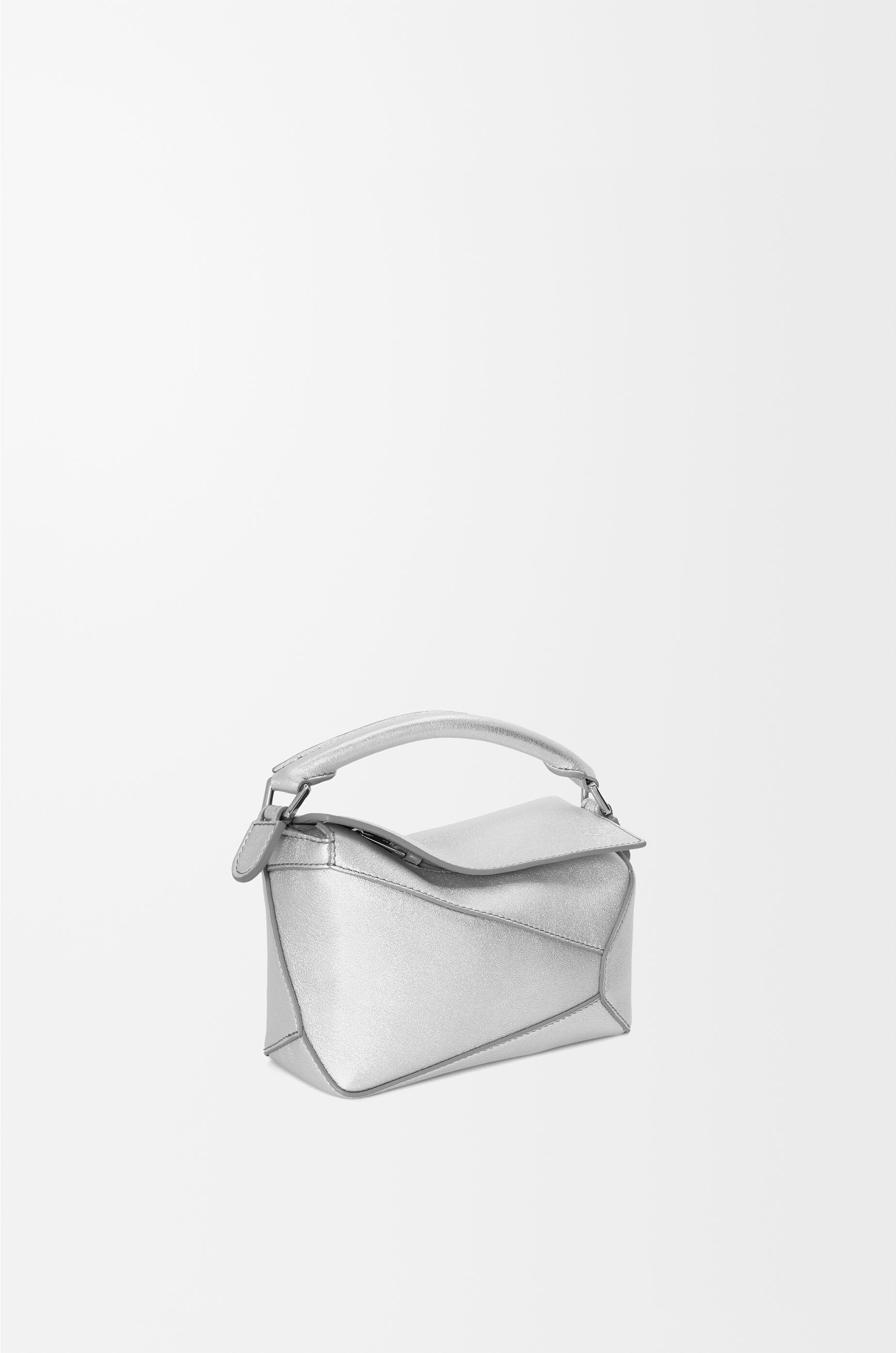 25SS 大人可愛い お洒落☆【LOEWE】ミニパズル シルバー バッグ 25SS 大人可愛い お洒落☆【LOEWE】ミニパズル シルバー バッグ