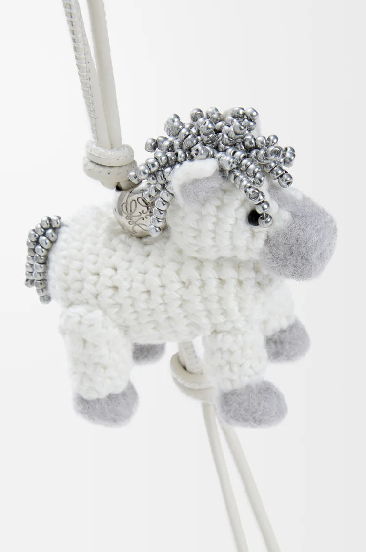 LOEWE Charm Horse en fieltro Blanco Suave/Gris Claro