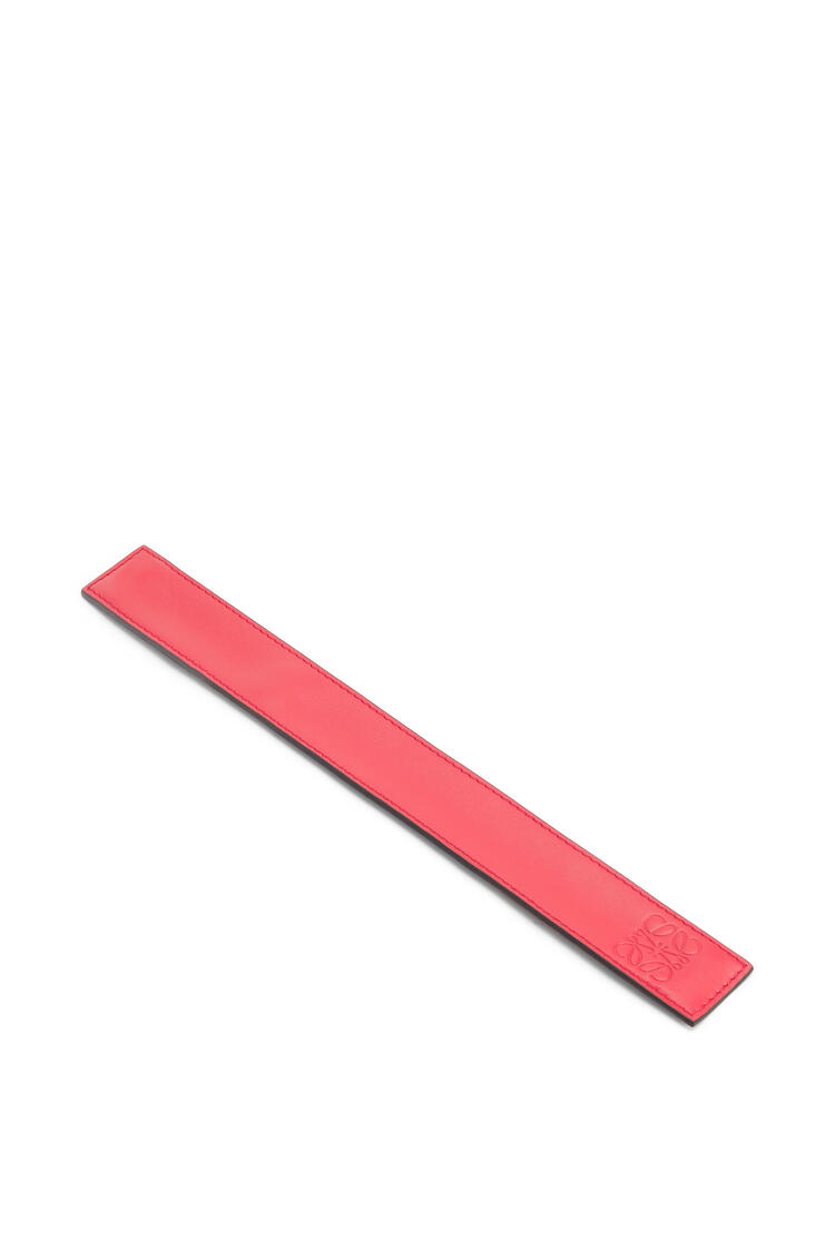 LOEWE Small slap bracelet in calfskin Poppy Pink pdp_rd