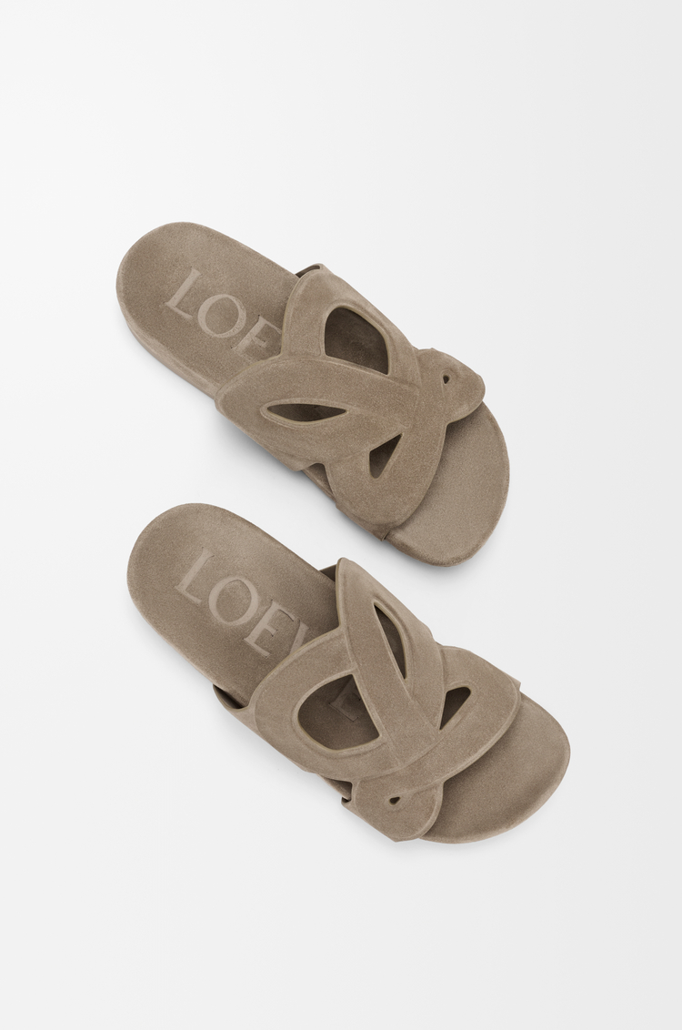LOEWE Sandalia Ease Monogram en ante Gris Piedra