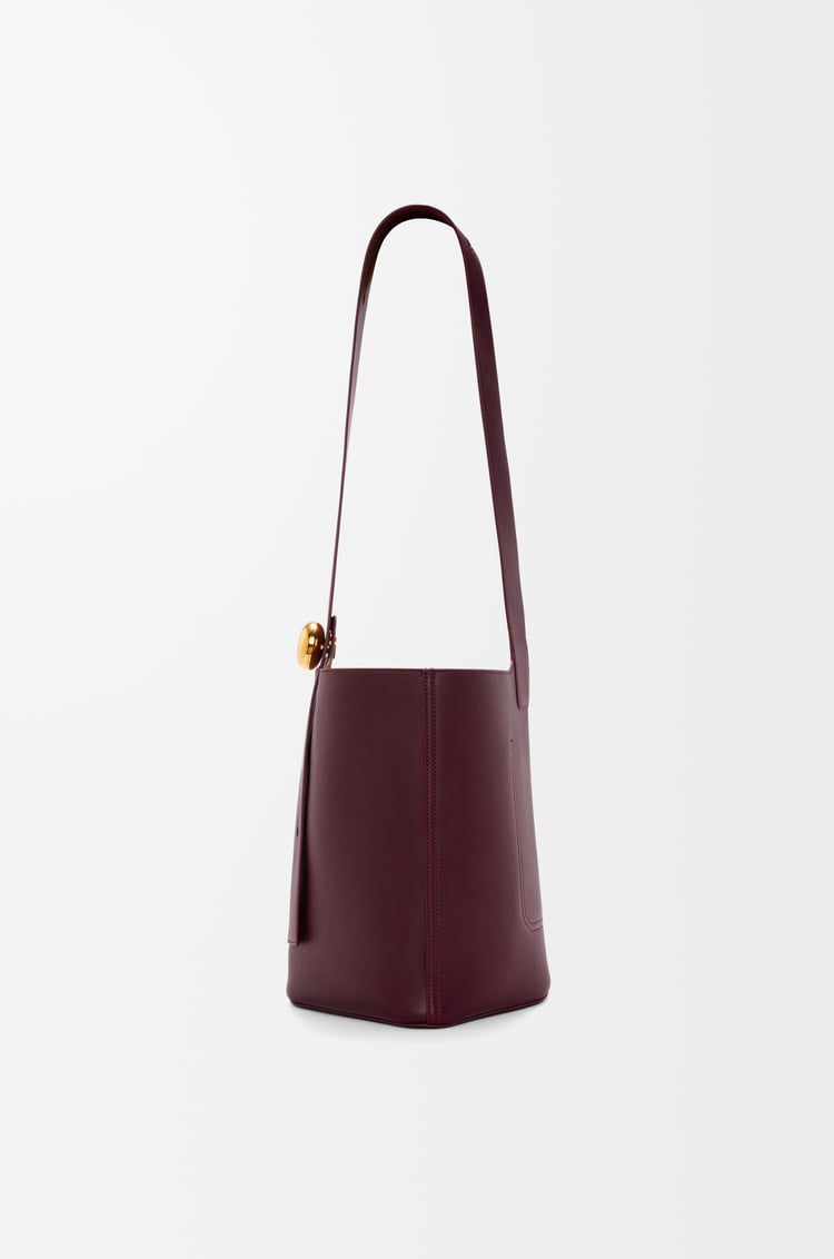 LOEWE Bolso Pebble Bucket mediano en piel de ternera Burdeos Oscuro