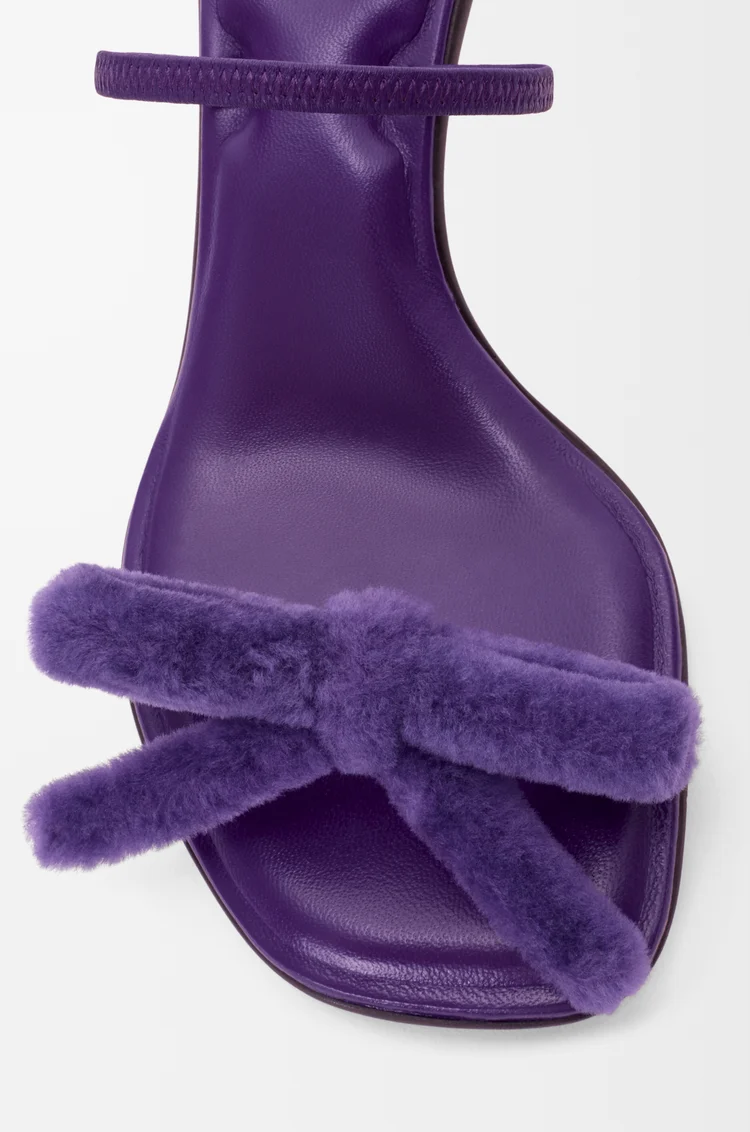 LOEWE Sandales Mimi Bow en cuir d'agneau nappa et peau lainée Deep Purple
