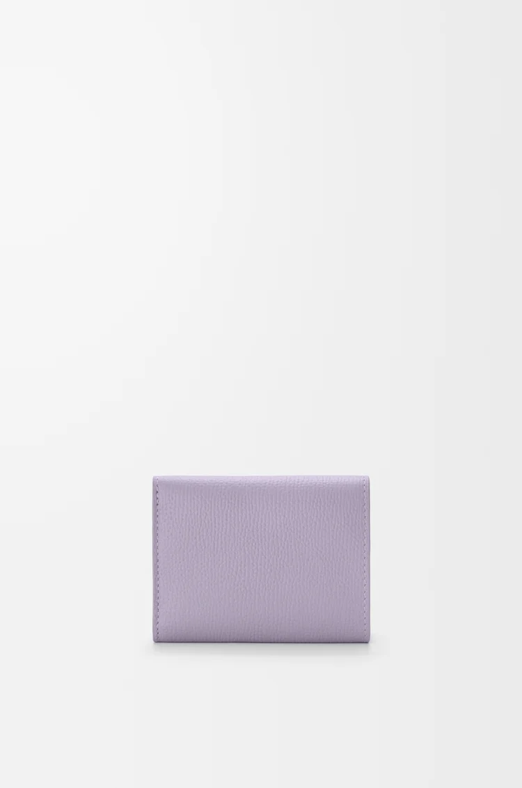 LOEWE アナグラム トライフォールドウォレット（ペブルグレインカーフ） ダーティモーヴ