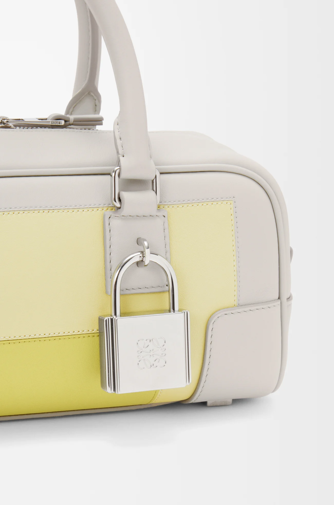 LOEWE 纳帕牛皮革 Amazona Cropped 23 手袋 淡灰色/浅黄晶色