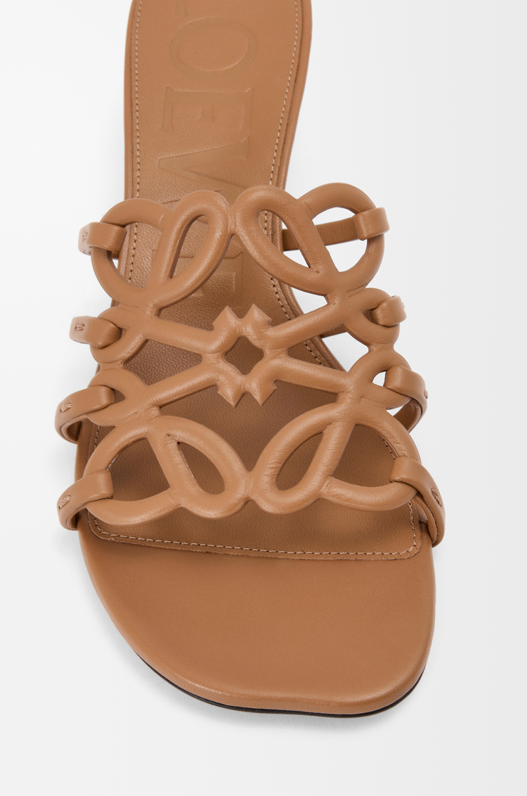 LOEWE Sandalia Petal Anagram en piel de ternera Camel