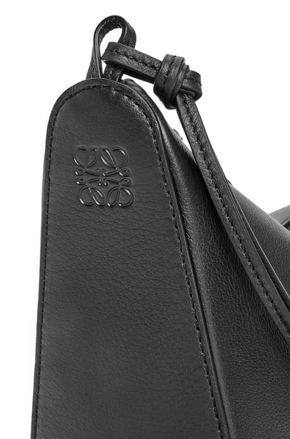 LOEWE Mini Hammock Hobo bag in classic calfskin 黑色 plp_rd
