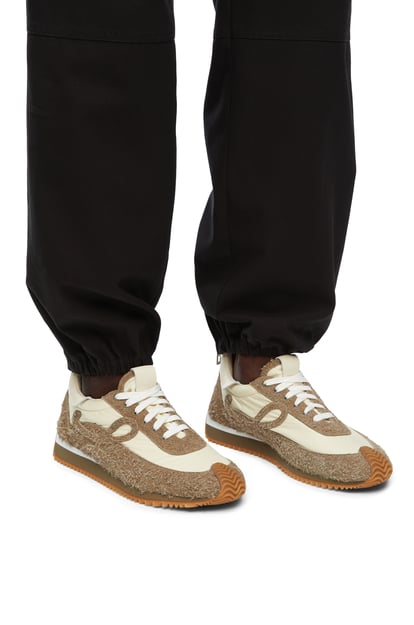 LOEWE Sneakers Flow Runner en nylon et veau velours VERT KAKI/TOILE plp_rd