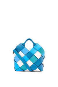 LOEWE Bolso pequeño Surplus Leather Woven Basket en piel de ternera Azul/Azul pdp_rd