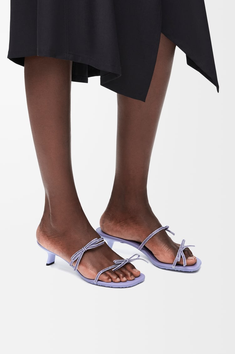 LOEWE Sandalia Petal en ante con pedrería Lila