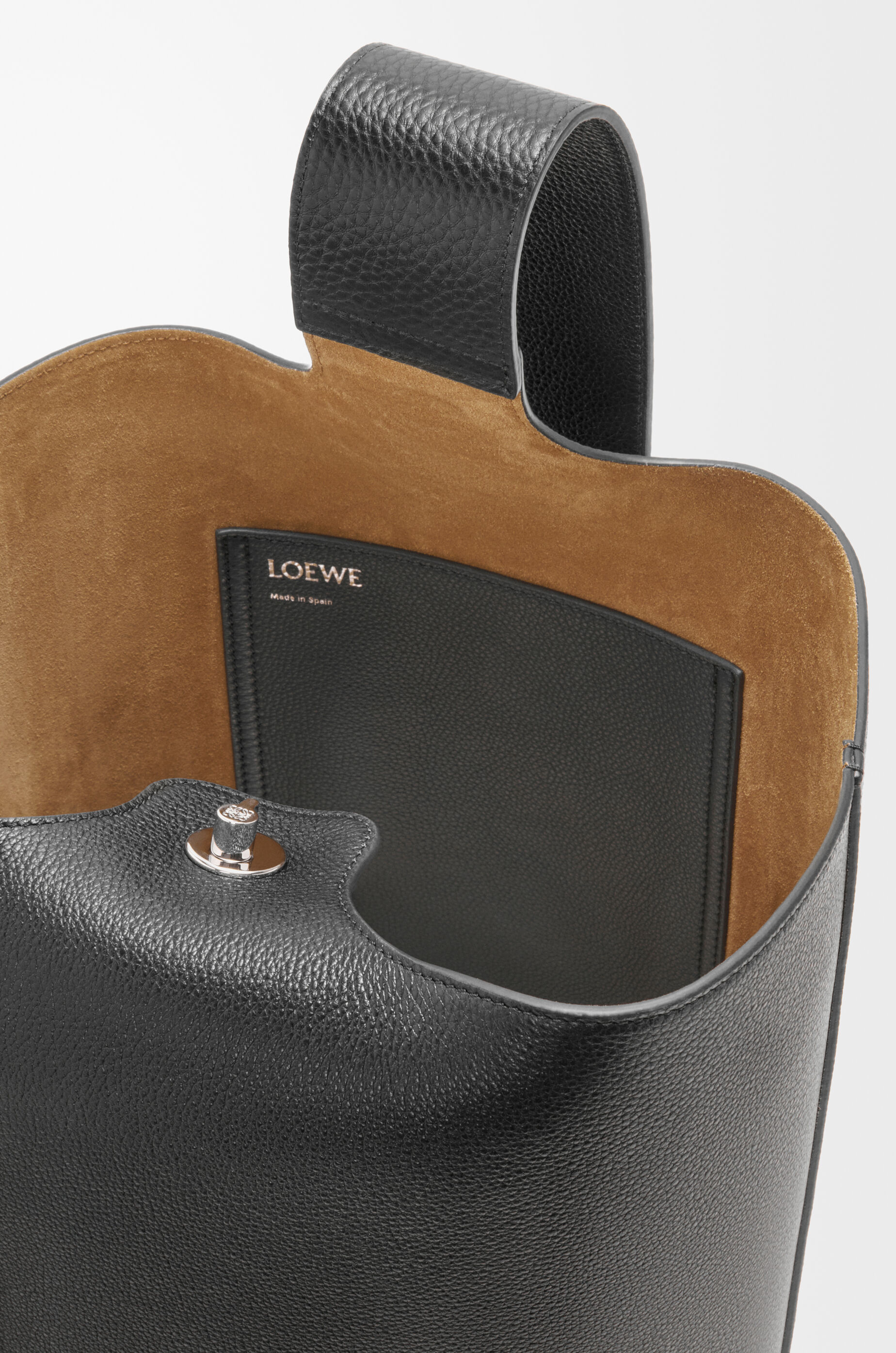 ぺブル バケットバッグ ラージ（サプルグレインカーフ） ブラック - LOEWE