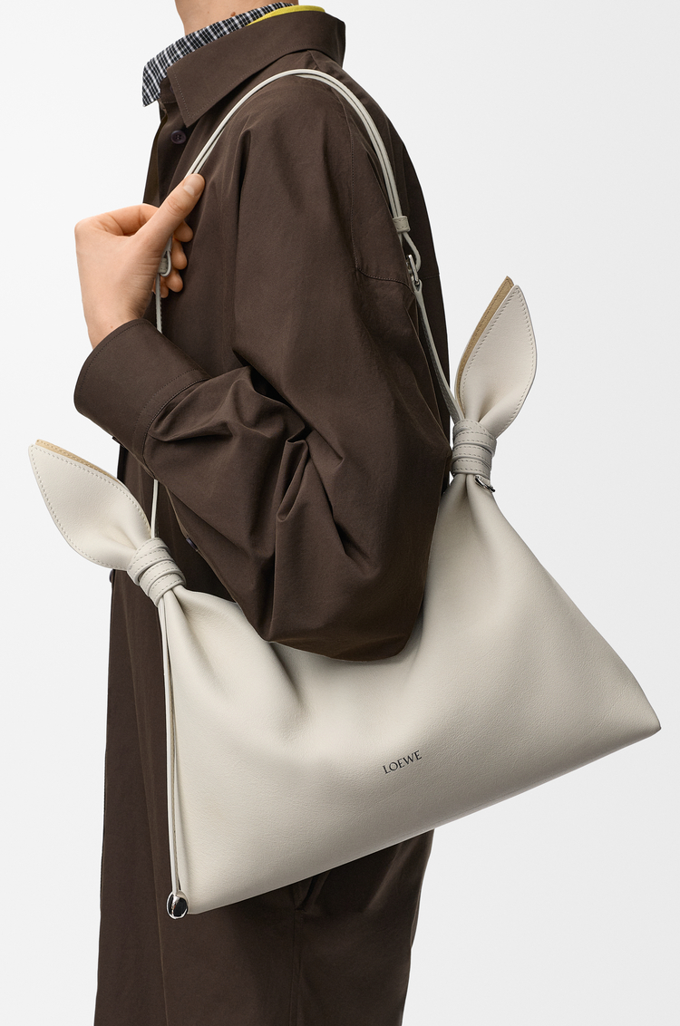 LOEWE Bolso Scarf mediano en piel de ternera lisa Blanco Suave