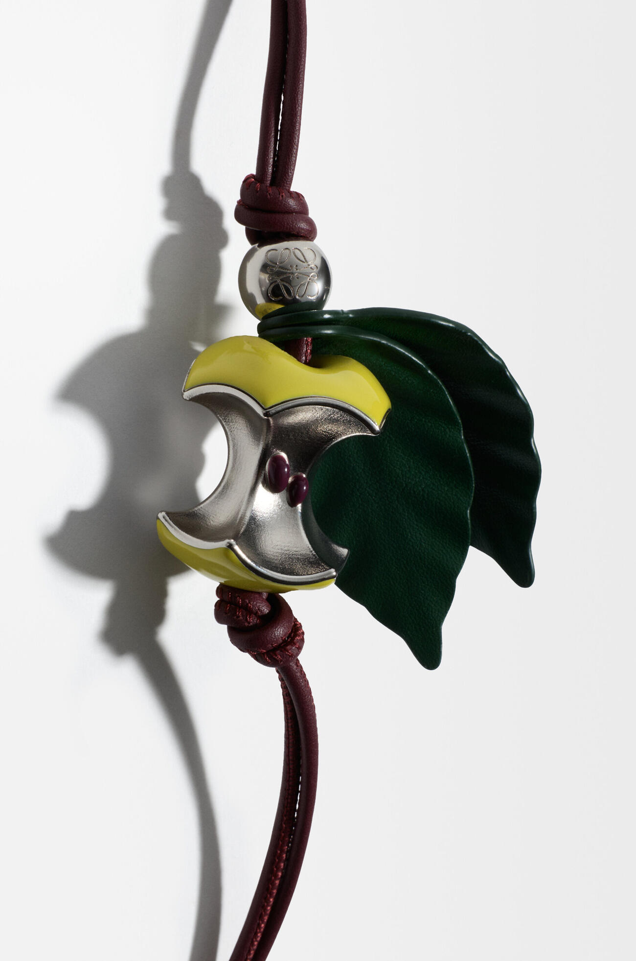 LOEWE Bijou de sac pomme en laiton et cuir de veau Vert/Argent