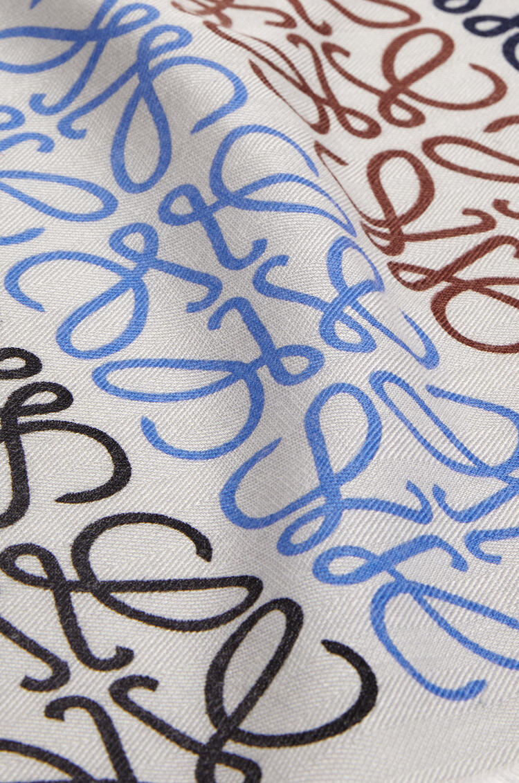 LOEWE Bufanda en lana y seda con estampado de anagramas Gris Claro/Multicolor
