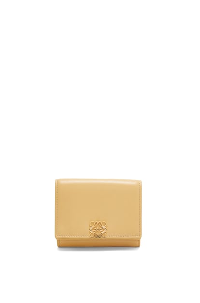 LOEWE Puffer Anagram Trifold-Brieftasche aus glänzendem Nappa-Kalbsleder Dunkles Buttergelb plp_rd