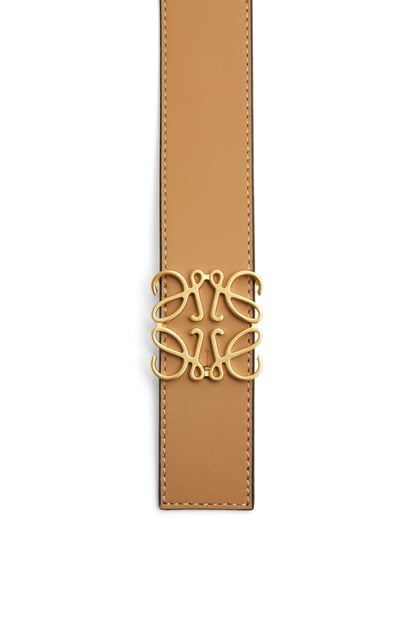 LOEWE Cinturón reversible en piel de ternera lisa con Anagrama Desierto Cálido/Naranja/Oro plp_rd