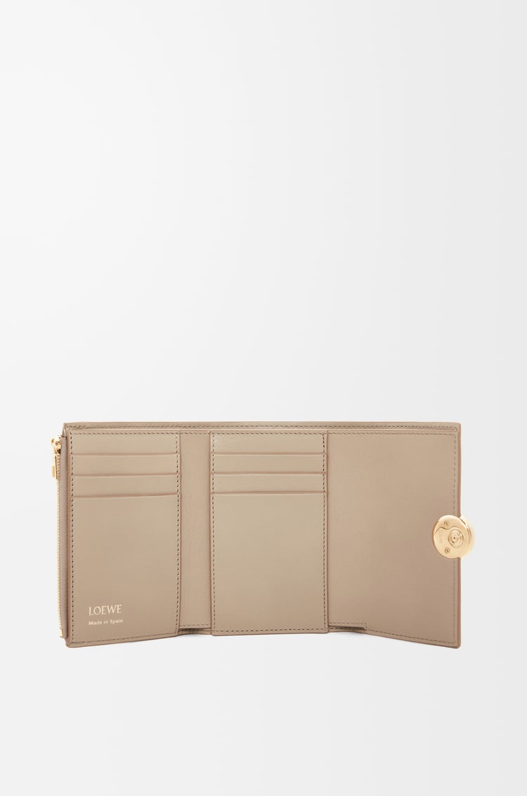 LOEWE Cartera vertical pequeña Pebble en piel napa de ternera Arena