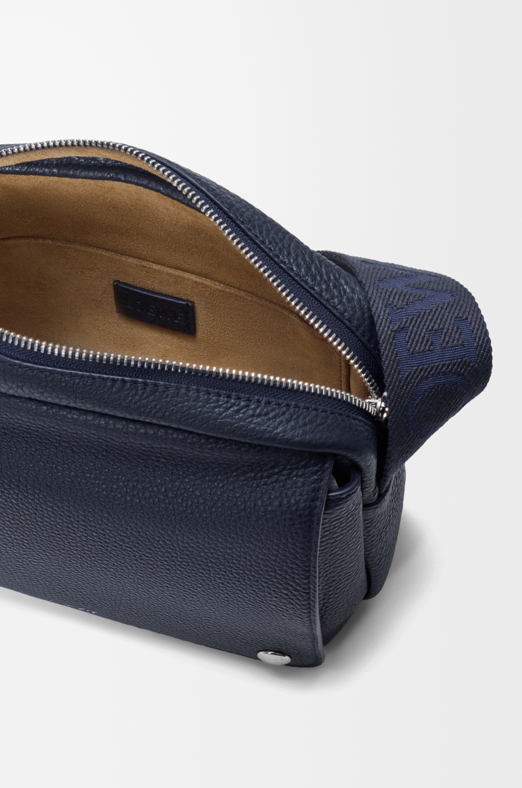 LOEWE 中号柔软粒面牛皮革 Pebble 邮差包 深海军蓝
