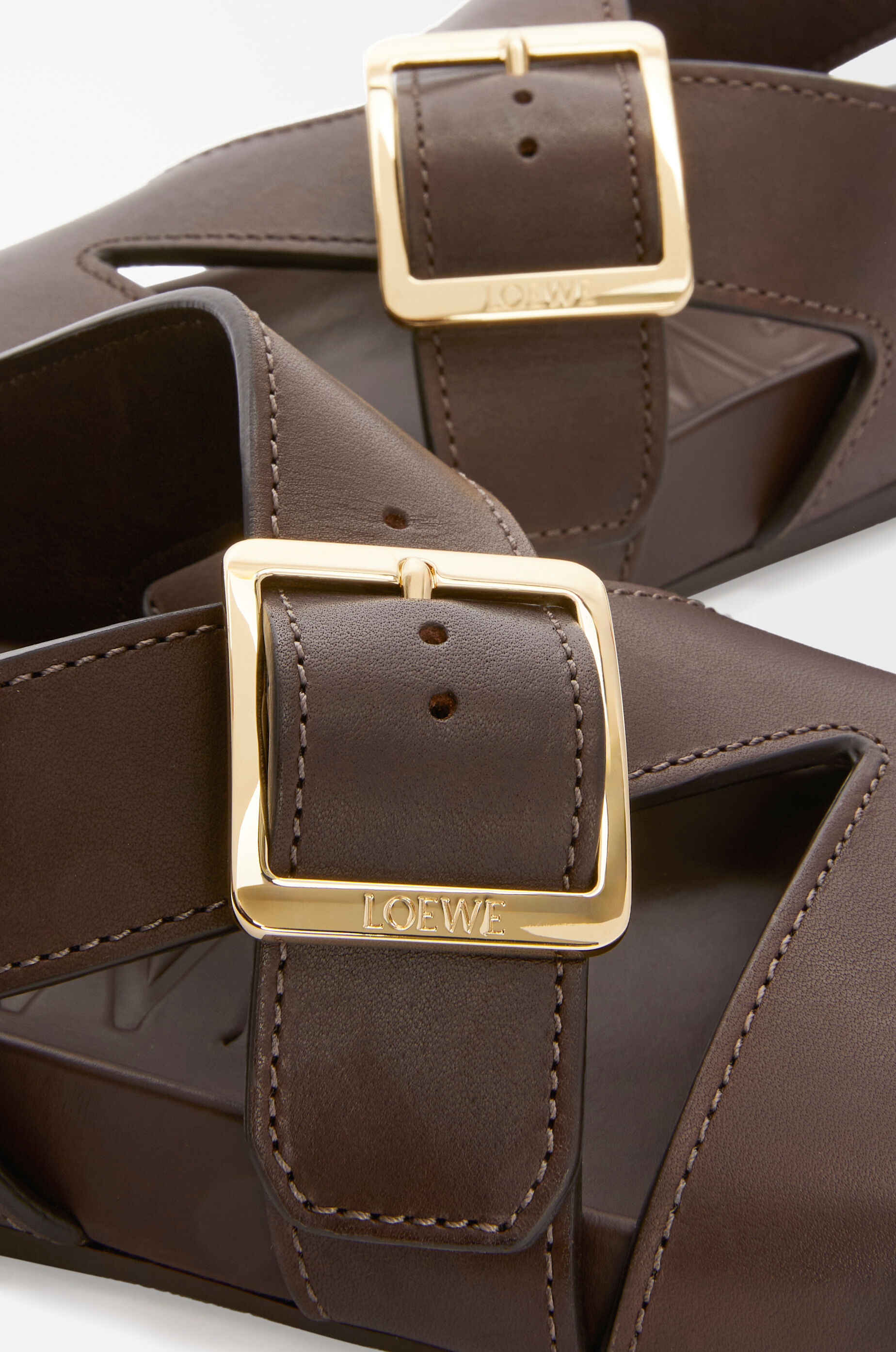 イーズ バックル サンダル（ベジタルカーフ） ブラウン - LOEWE