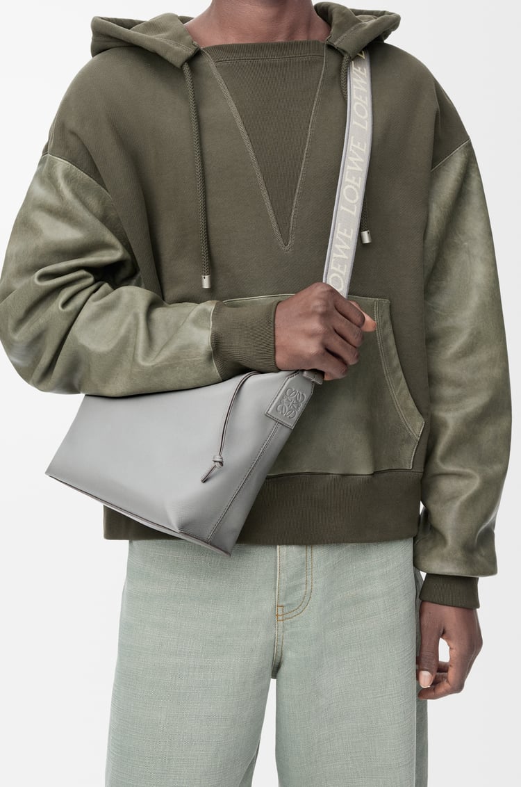 LOEWE キュービィ クロスボディバッグ スモール（サプルスムースカーフ&ジャカード） アスファルトグレー