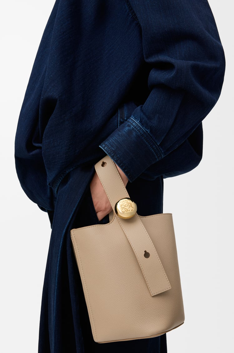 LOEWE Mini Pebble Bucket Bag aus weichem, genarbtem Kalbsleder Sandfarben