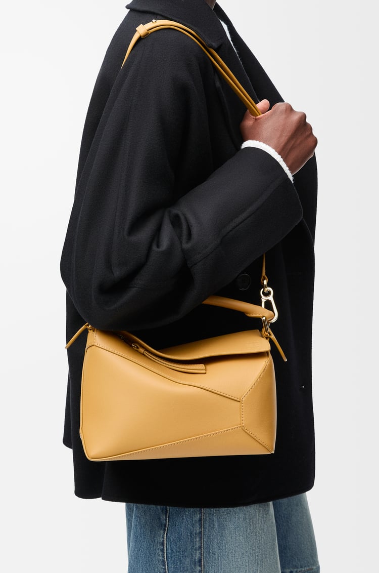 LOEWE 經典小牛皮小型 Puzzle Edge 包款 撒哈拉色