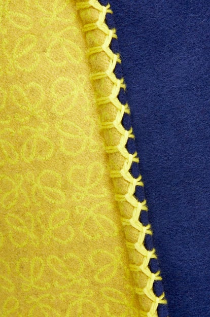 LOEWE Cojín Anagram en lana Azul Marino/Amarillo plp_rd
