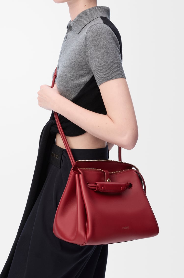 LOEWE 中型 Madrid 柔軟小牛皮包款 深紅色