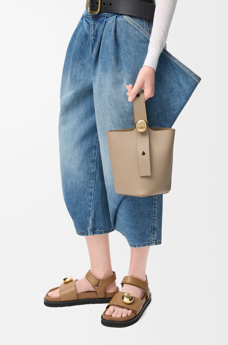 LOEWE 미니 페블 버킷 백 - 소프트 그레인 카프스킨 샌드