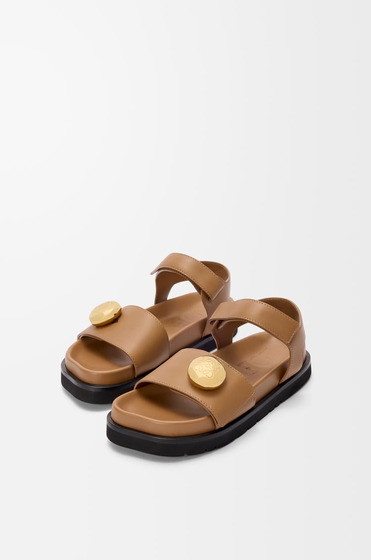 LOEWE Pebble Fußbett Sandale aus weichem Kalbsleder Eichenholzfarben