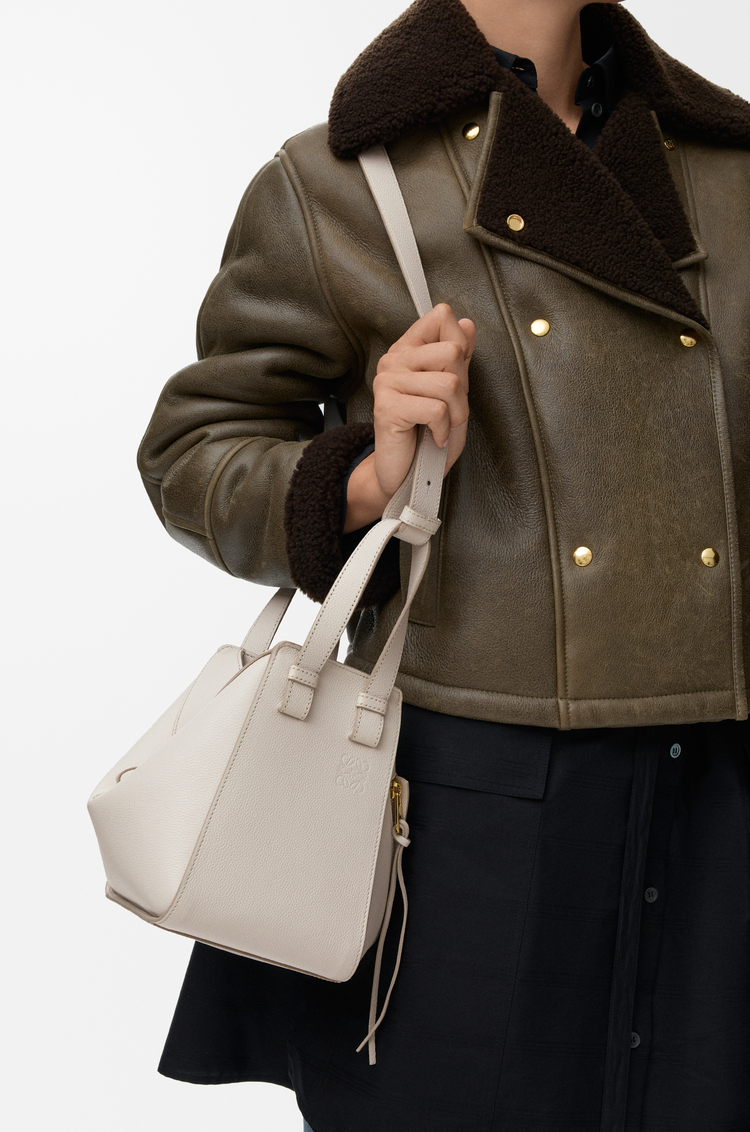 LOEWE Bolso Hammock Compact en suave piel de ternera graneada Gris Claro