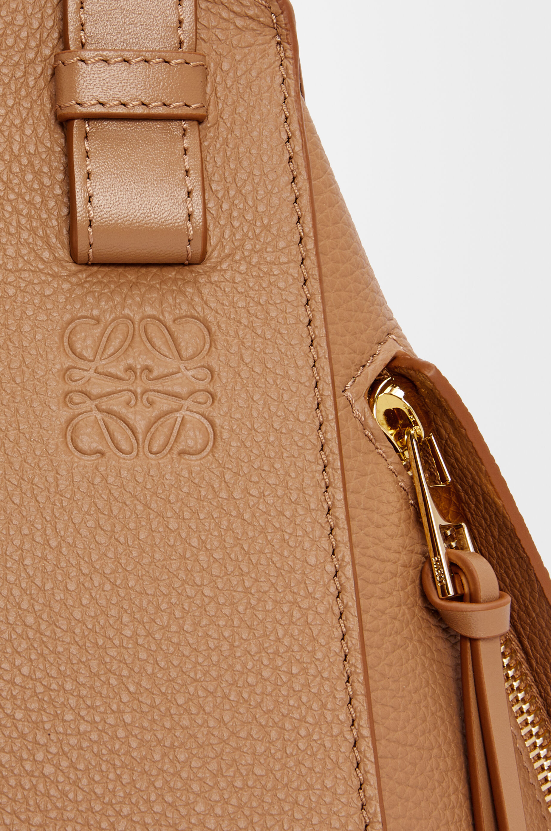 ハンモックバッグ コンパクト（ソフトグレインカーフ） ブラウン - LOEWE