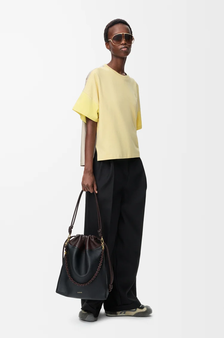 LOEWE ボクシーフィット Tシャツ（コットン&シルク） ペールグレー/ライトシトリン