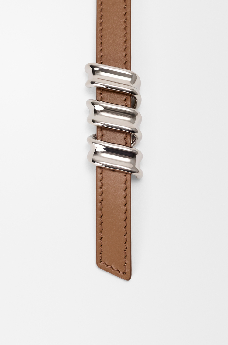 LOEWE Ceinture réversible Coil en cuir de veau lisse Moka/Beige/Argent