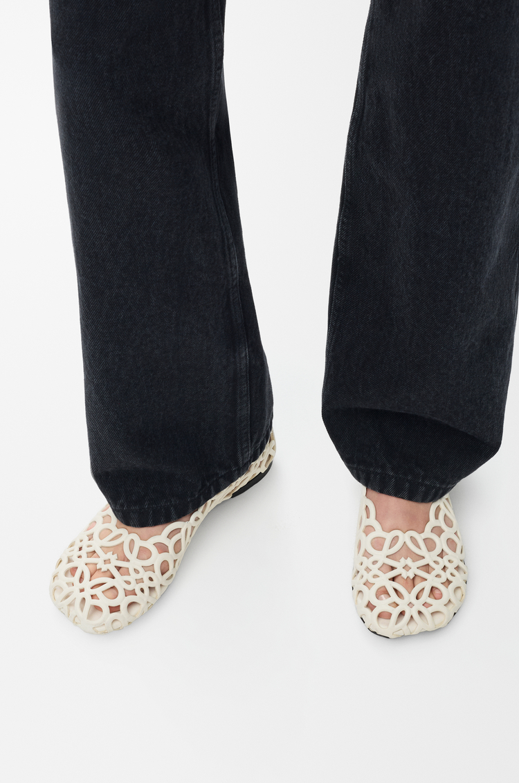 LOEWE Bailarina Petal Anagram en piel de cordero Blanco