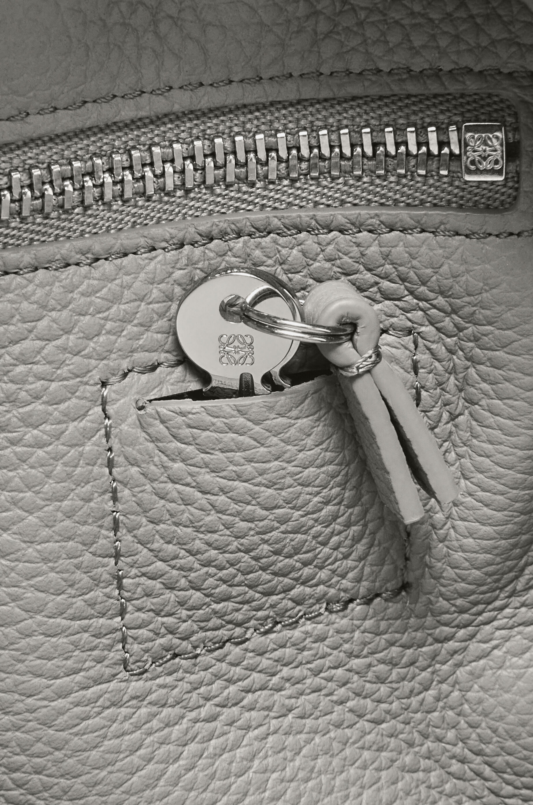 アマソナ23 バッグ（ソフトグレインカーフ） グレー - LOEWE Japan