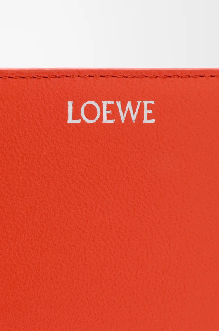 LOEWE Cartera compacta Claw en piel de cordero brillante Naranja Vivo