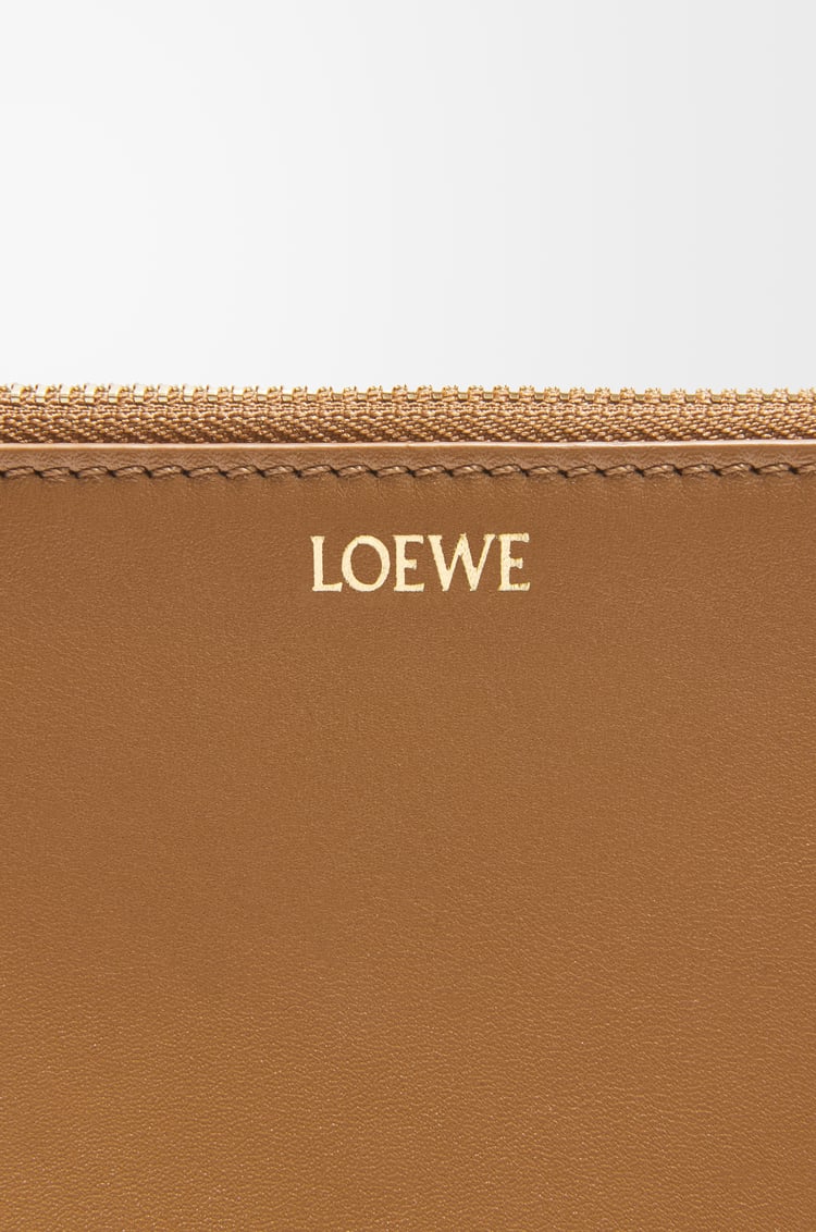 LOEWE 亮面纳帕牛皮革 Knot T 手拿包 橡木棕/黑色
