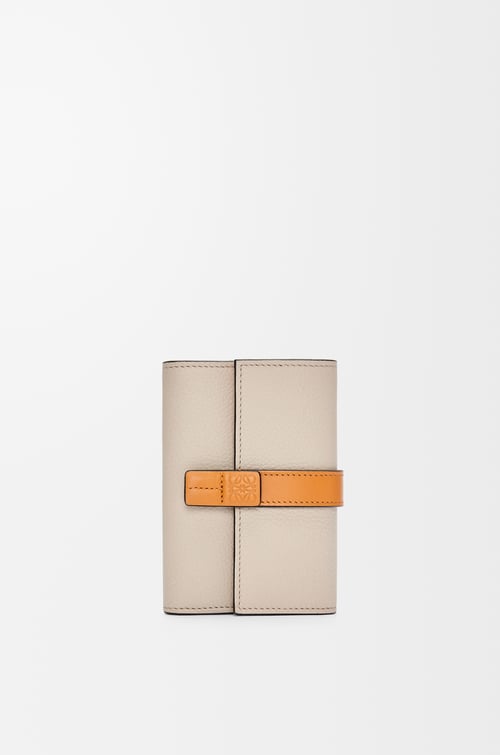 LOEWE 柔軟粒面小牛皮小型直式錢包 淺燕麥色/蜂蜜色