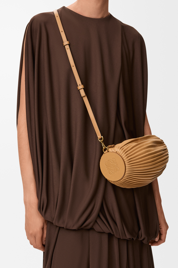 LOEWE Bracelet Pouch en cuir de veau nappa plissé Warm Desert