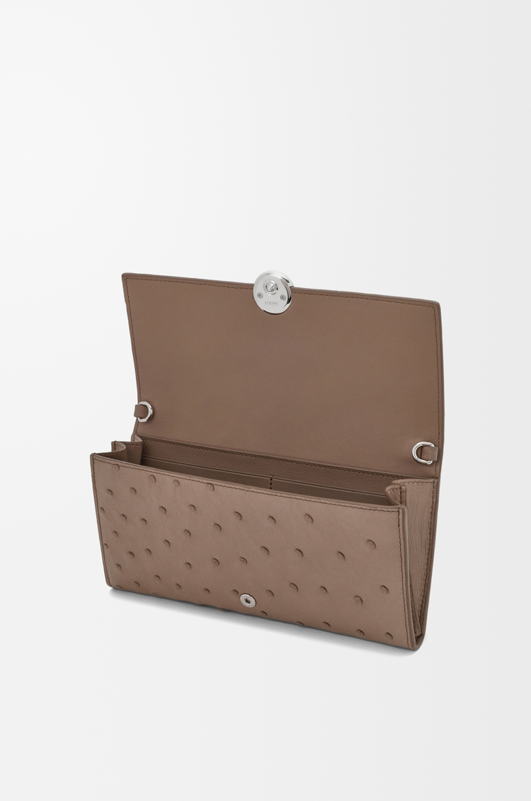 LOEWE Cartera Pebble con cadena en piel de avestruz Topo