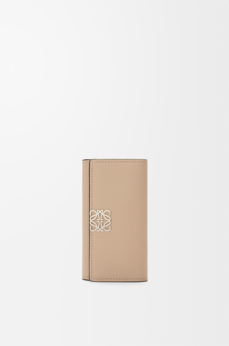 LOEWE 鵝卵石紋小牛皮 Anagram 鑰匙包 沙色