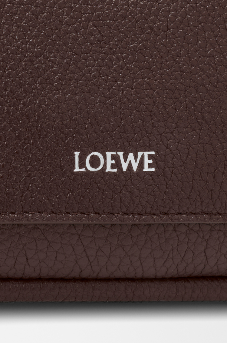 LOEWE 小号柔软粒面牛皮革 Pebble 邮差包 巧克力色