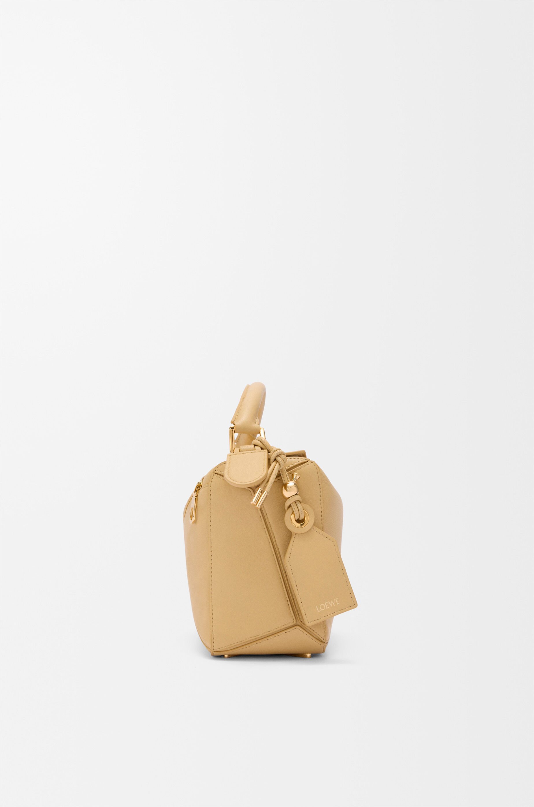 LOEWE フェザーライト パズルバッグ スモール（ナパラム） ダークバター