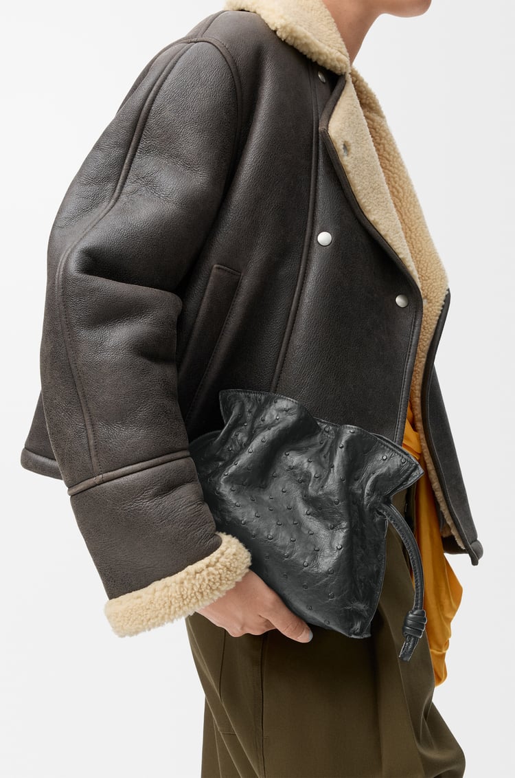 LOEWE Mini Flamenco clutch en cuir d'autruche Noir