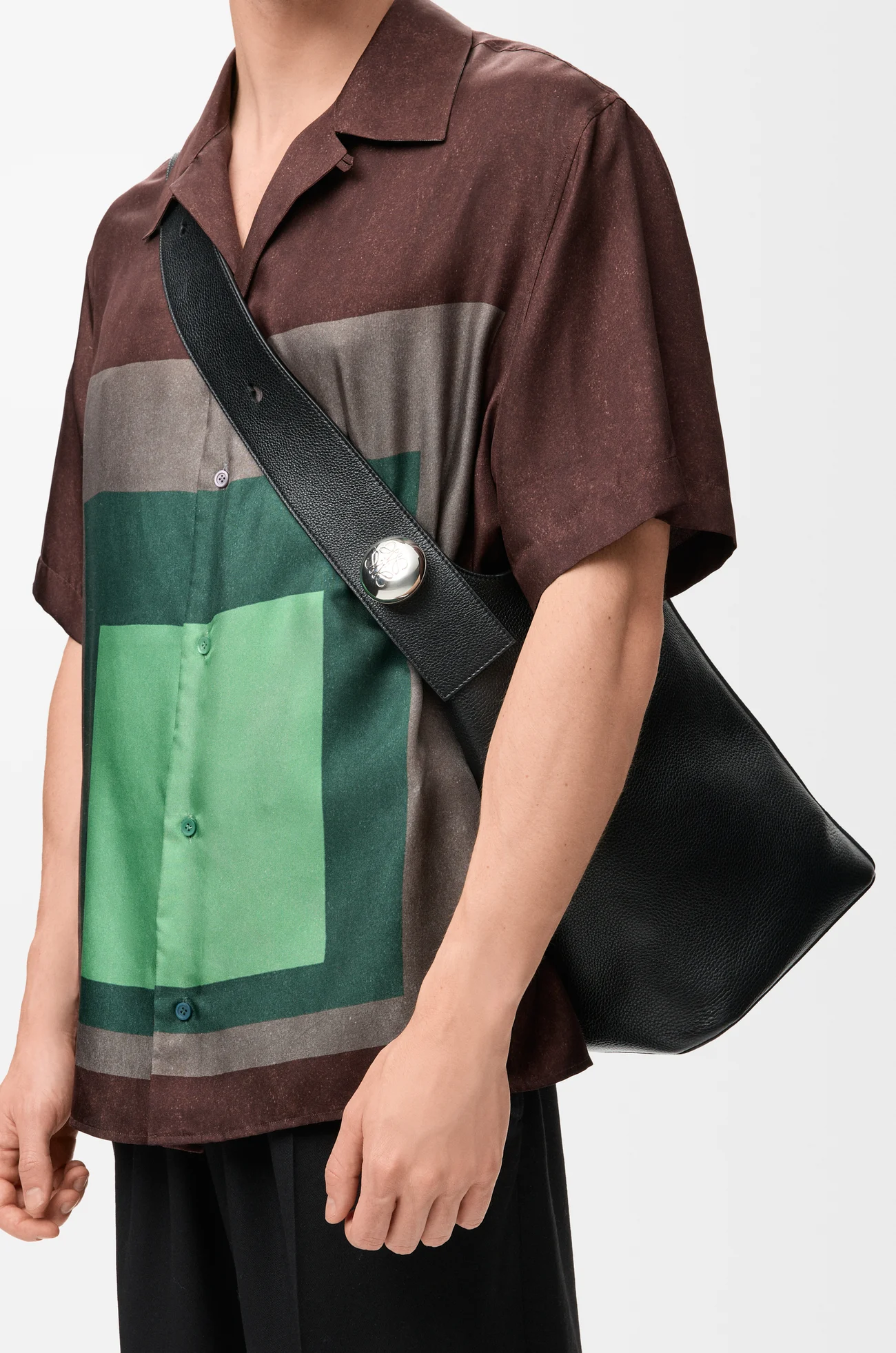 LOEWE Large Pebble bucket in supple grained calfskin Black