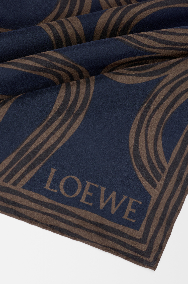 LOEWE Pañuelo en seda Azul Marino/Marrón