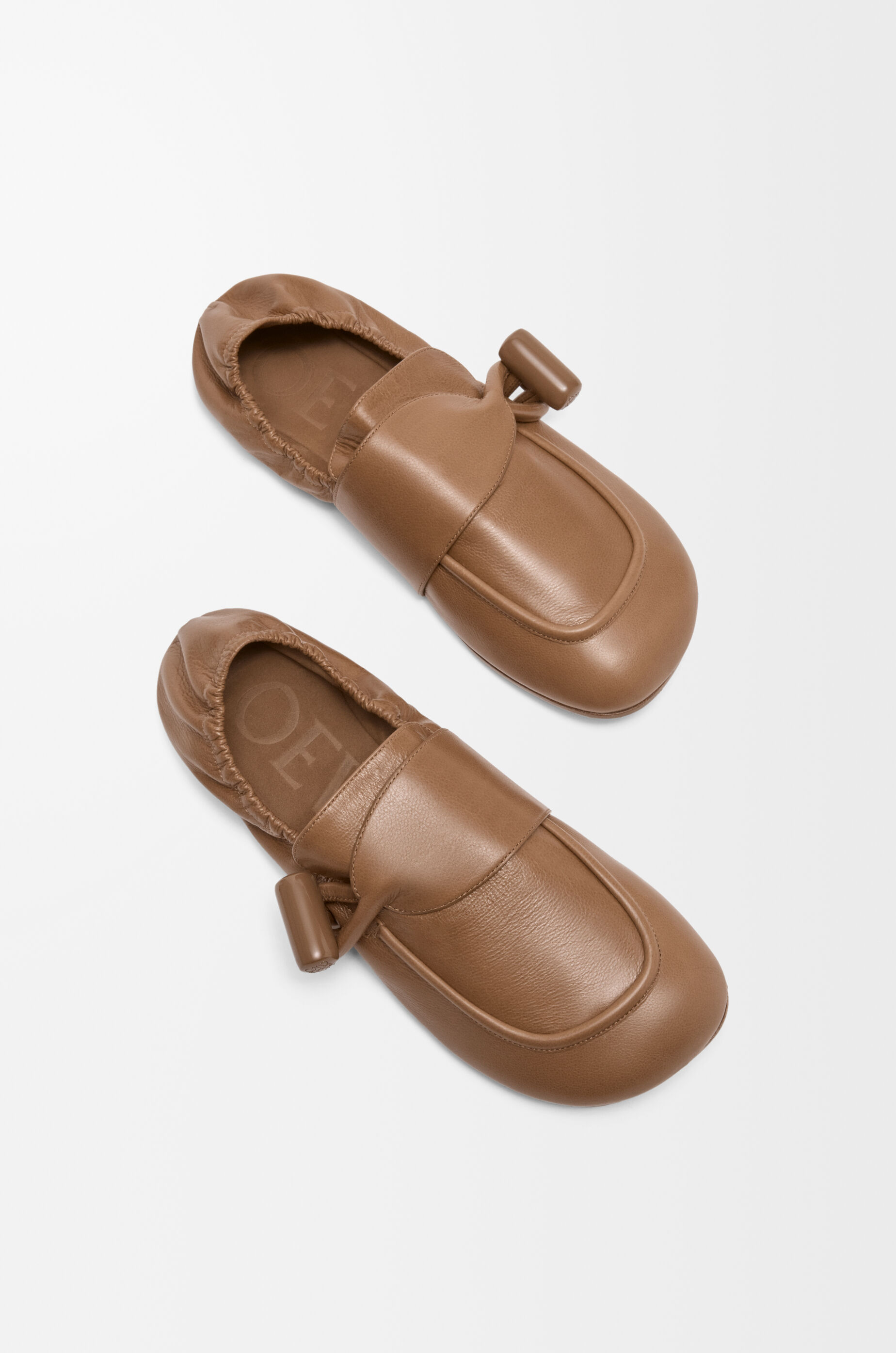 トグル ローファー（シャイニースムースカーフ） ブラウン - LOEWE