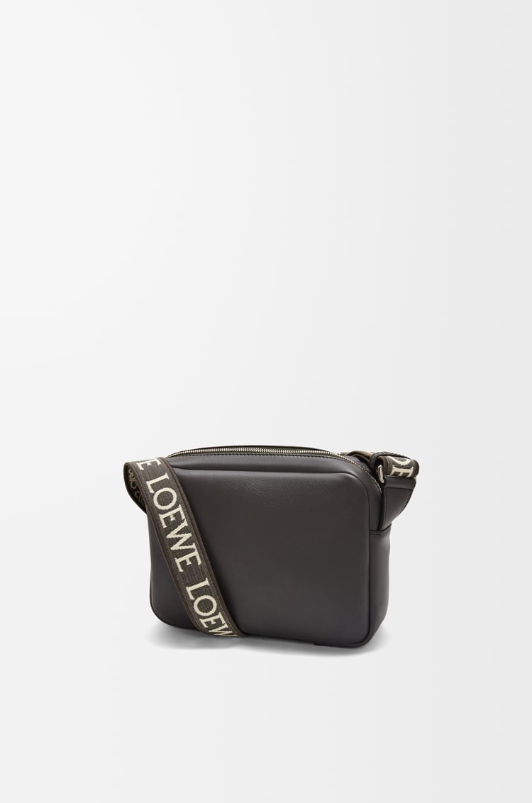 LOEWE 柔軟光滑小牛皮和緹花織超小號 Military 郵差包 深灰色