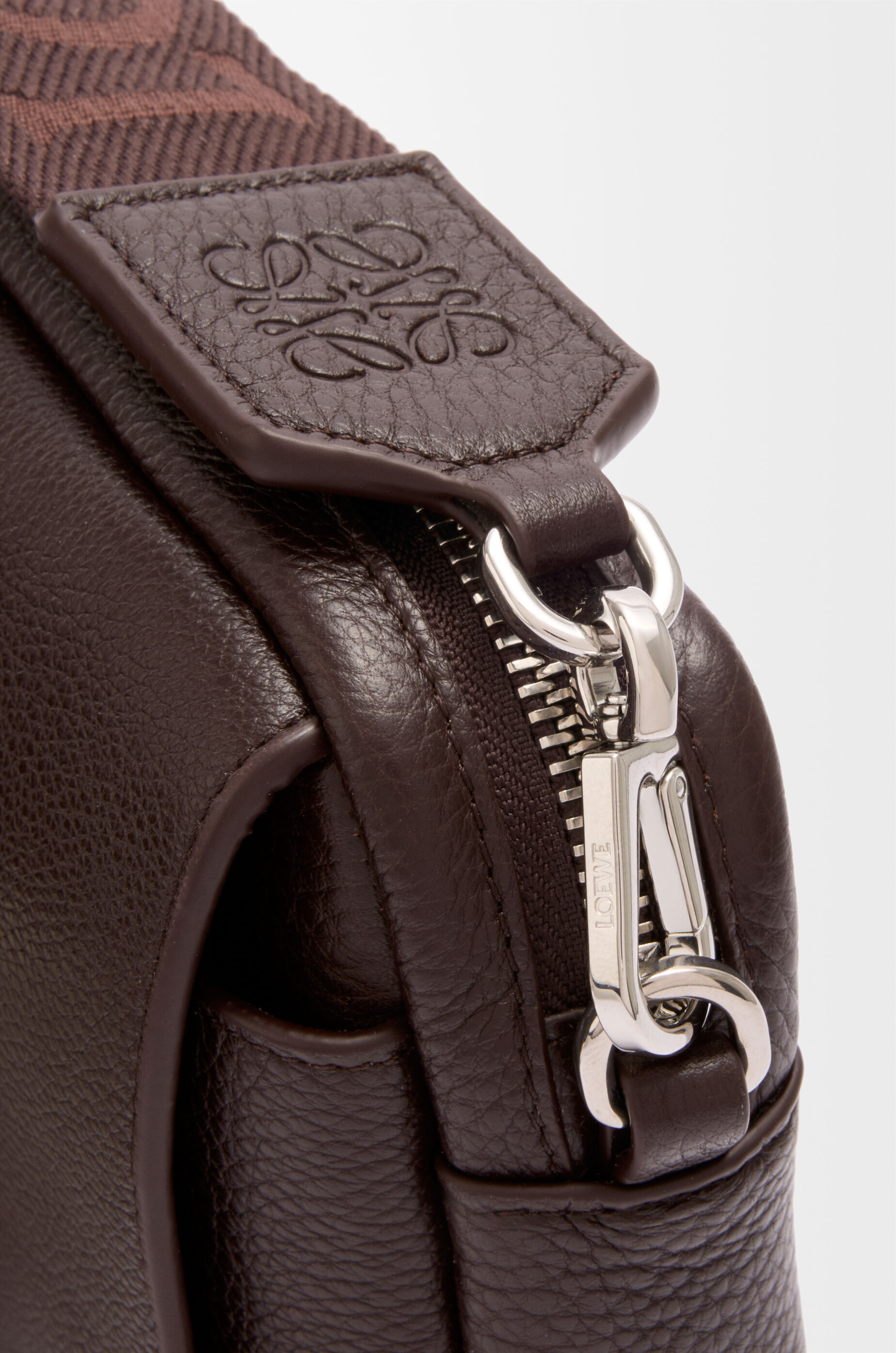 Small Pebble messenger bag in supple grained calfskin Red