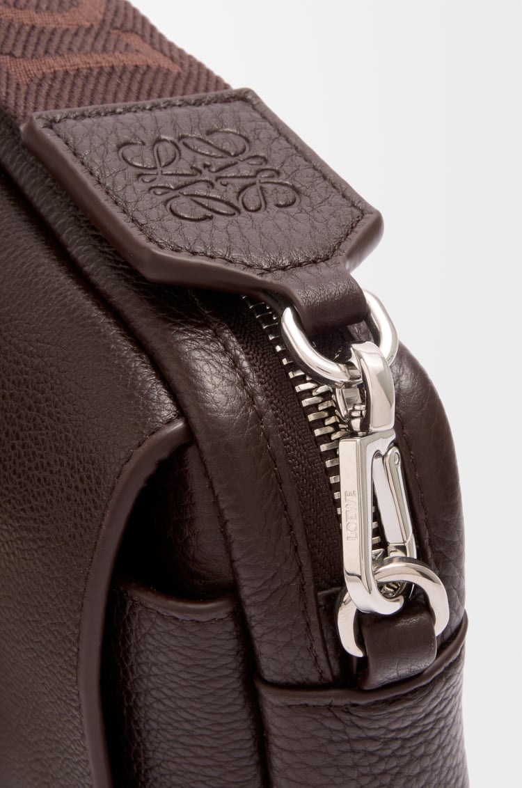 LOEWE ペブル メッセンジャーバッグ スモール（サプルグレインカーフ） オックスブラッド
